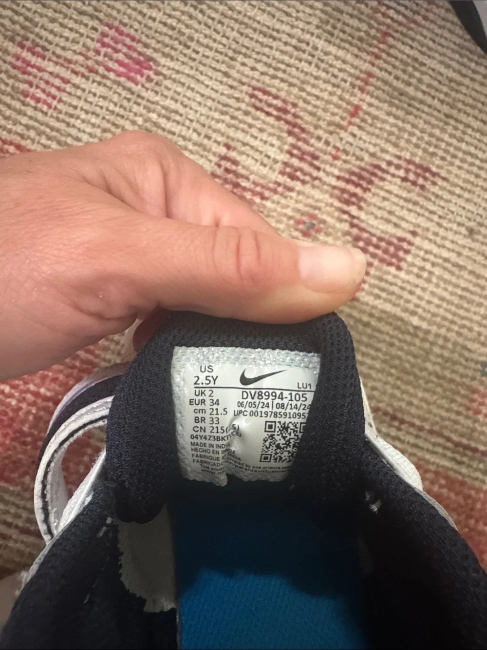 Nike Kids White, Navy Slip-On basketball Sneakers
